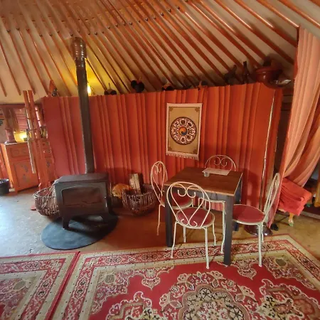 Domaine De La Carrauterie By Terre Insolite Gasthof Sautin