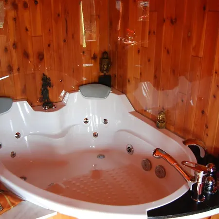 Domaine De La Carrauterie By Terre Insolite Gasthof Sautin