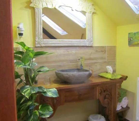 Domaine De La Carrauterie By Terre Insolite Guest house